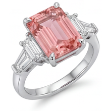Afbeelding in Gallery-weergave laden, Padparadscha saffier verlovingsring 3,9 karaat echte smaragd en witte baguette driesteens kathedraal 14k goud
