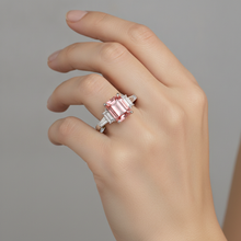 Afbeelding in Gallery-weergave laden, Padparadscha saffier verlovingsring 3,9 karaat echte smaragd en witte baguette driesteens kathedraal 14k goud
