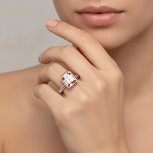 Afbeelding in Gallery-weergave laden, Perzikkleurige saffier 2,5 karaat echte smaragdgeslepen padparadscha lunette solitairering 14k witgoud
