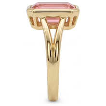 Afbeelding in Gallery-weergave laden, Ring van 14K geelgoud met natuurlijke padparadscha perziksaffier van 3 karaat, smaragdslijpsel, lunette en gespleten scheen
