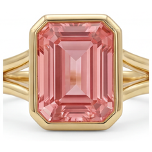 Afbeelding in Gallery-weergave laden, Ring van 14K geelgoud met natuurlijke padparadscha perziksaffier van 3 karaat, smaragdslijpsel, lunette en gespleten scheen
