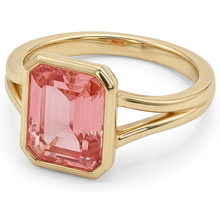 Afbeelding in Gallery-weergave laden, Ring van 14K geelgoud met natuurlijke padparadscha perziksaffier van 3 karaat, smaragdslijpsel, lunette en gespleten scheen
