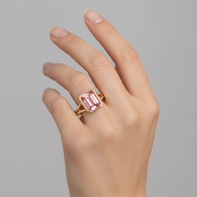 Afbeelding in Gallery-weergave laden, Ring van 14K geelgoud met natuurlijke padparadscha perziksaffier van 3 karaat, smaragdslijpsel, lunette en gespleten scheen
