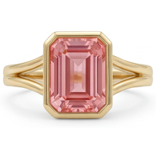 Afbeelding in Gallery-weergave laden, Ring van 14K geelgoud met natuurlijke padparadscha perziksaffier van 3 karaat, smaragdslijpsel, lunette en gespleten scheen
