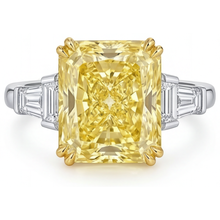 Afbeelding in Gallery-weergave laden, Fancy Gele Diamant Radiant Drie-Steen Ring in Bicolor 14K Goud – hoofdaanzicht
