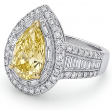 Afbeelding in Gallery-weergave laden, Halo Ring 14 Karaat Tweekleurig Goud met Fancy Gele Diamant – zijaanzicht
