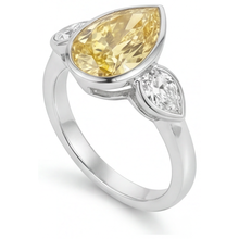 Afbeelding in Gallery-weergave laden, Fancy Gele Diamant Druppelvormig Sieraad Ring in 14 Karaat Witgoud – zijaanzicht
