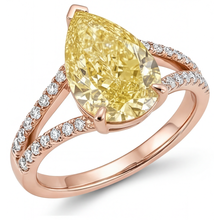 Afbeelding in Gallery-weergave laden, Fancy Gele Diamant Solitaire Ring met Accenten 2,50-karaat 14K Rosé Goud – vooraanzicht
