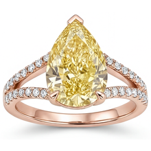 Afbeelding in Gallery-weergave laden, Luxueus Fancy Gele Diamant Solitaire Ring met Accenten 2,50 karaat – hoekaanzicht

