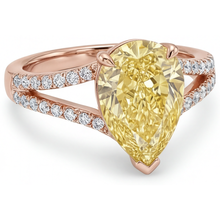 Afbeelding in Gallery-weergave laden, Luxueus Fancy Gele Diamant Solitaire Ring met Accenten 2,50 karaat – profielaanzicht
