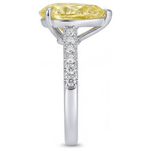 Afbeelding in Gallery-weergave laden, Fancy Gele Diamant Statement Ring 1,75 karaat 14 Karaat Tweekleurig Goud – bovenaanzicht
