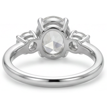 Afbeelding in Gallery-weergave laden, Ovaal Geslepen Fijne Diamant ring in 14K Witgoud – profielaanzicht
