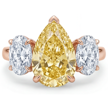 Afbeelding in Gallery-weergave laden, Gele Kanarie Diamant Druppelvormig 3-Steens Ring in 14K Rosé Goud – vooraanzicht
