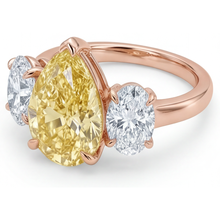 Afbeelding in Gallery-weergave laden, Briljant Gele Kanarie Diamant 3-Steens Ring 2 karaat – hoekaanzicht
