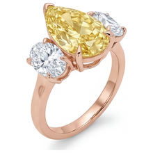 Afbeelding in Gallery-weergave laden, Gele Kanarie Diamant Druppelvormig 3-Steens Ring in 14K Rosé Goud – profielaanzicht
