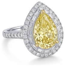 Afbeelding in Gallery-weergave laden, Halo Ring 14 Karaat Tweekleurig Goud met Gele Kanarie Diamant – hoekaanzicht

