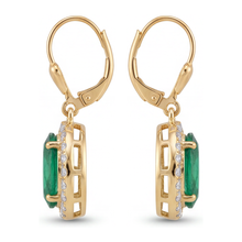 Afbeelding in Gallery-weergave laden, Groene smaragd oorbellen 4,5 karaat labgekweekt ovaal halo klapsluiting 14k geelgoud
