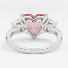Afbeelding in Gallery-weergave laden, Padparadscha saffier ring 3,6 karaat natuurlijke hartvorm en witte baguette driesteens platina
