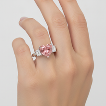 Afbeelding in Gallery-weergave laden, Padparadscha saffier ring 3,6 karaat natuurlijke hartvorm en witte baguette driesteens platina
