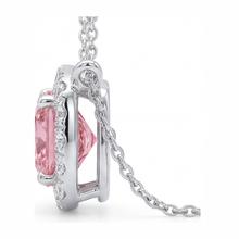 Afbeelding in Gallery-weergave laden, Roze diamanten collier met 3,75 karaat labgekweekte kussengeslepen halo-hanger in 14k witgoud
