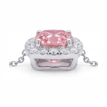 Afbeelding in Gallery-weergave laden, Roze diamanten collier met 3,75 karaat labgekweekte kussengeslepen halo-hanger in 14k witgoud
