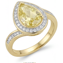 Afbeelding in Gallery-weergave laden, Halo Verlovingsring 14K Geelgoud met Kanariegele Diamant – zijaanzicht
