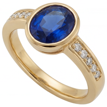 Afbeelding in Gallery-weergave laden, Korenbloem Saffier Ovaal Geslepen Gekleurde Steen Ring in 14K Geelgoud – hoofdaanzicht
