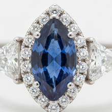 Afbeelding in Gallery-weergave laden, Platina verlovingsring met echte 3 karaat markiesgeslepen blauwe saffier, halo en drie stenen
