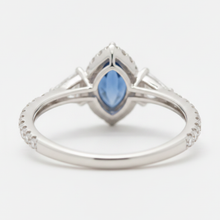 Afbeelding in Gallery-weergave laden, Platina verlovingsring met echte 3 karaat markiesgeslepen blauwe saffier, halo en drie stenen

