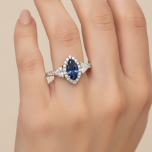 Afbeelding in Gallery-weergave laden, Platina verlovingsring met echte 3 karaat markiesgeslepen blauwe saffier, halo en drie stenen
