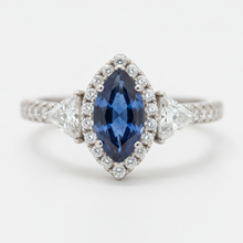 Afbeelding in Gallery-weergave laden, Platina verlovingsring met echte 3 karaat markiesgeslepen blauwe saffier, halo en drie stenen
