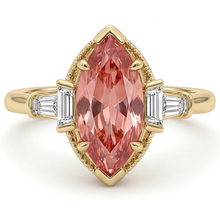 Afbeelding in Gallery-weergave laden, Verlovingsring met perzikkleurige saffier 4,1 karaat labgekweekt marquise padparadscha en witte baguette driesteens kathedraal 14k geelgoud
