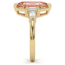 Afbeelding in Gallery-weergave laden, Verlovingsring met perzikkleurige saffier 4,1 karaat labgekweekt marquise padparadscha en witte baguette driesteens kathedraal 14k geelgoud
