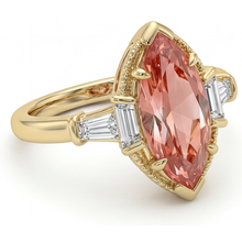 Afbeelding in Gallery-weergave laden, Verlovingsring met perzikkleurige saffier 4,1 karaat labgekweekt marquise padparadscha en witte baguette driesteens kathedraal 14k geelgoud
