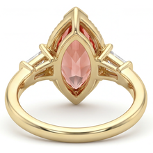 Afbeelding in Gallery-weergave laden, Verlovingsring met perzikkleurige saffier 4,1 karaat labgekweekt marquise padparadscha en witte baguette driesteens kathedraal 14k geelgoud
