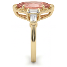 Afbeelding in Gallery-weergave laden, Padparadscha saffier ring 4,1 karaat labgekweekt marquise en witte baguette driesteens glad 14K geelgoud
