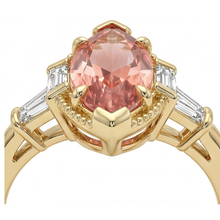Afbeelding in Gallery-weergave laden, Padparadscha saffier ring 4,1 karaat labgekweekt marquise en witte baguette driesteens glad 14K geelgoud
