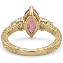 Afbeelding in Gallery-weergave laden, Driesteensring van 14k geelgoud met perzikkleurige labgekweekte marquise padparadscha-saffier van 4,1 karaat
