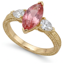 Afbeelding in Gallery-weergave laden, Driesteensring van 14k geelgoud met perzikkleurige labgekweekte marquise padparadscha-saffier van 4,1 karaat
