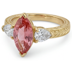 Driesteensring van 14k geelgoud met perzikkleurige labgekweekte marquise padparadscha-saffier van 4,1 karaat