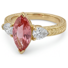 Afbeelding in Gallery-weergave laden, Driesteensring van 14k geelgoud met perzikkleurige labgekweekte marquise padparadscha-saffier van 4,1 karaat
