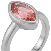 Afbeelding in Gallery-weergave laden, Antieke Padparadscha Saffier Ring 3,5 Karaat Labgekweekt Markies Lunette Solitair 14k Witgoud
