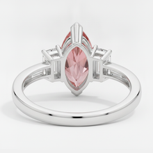 Afbeelding in Gallery-weergave laden, Perzikkleurige saffier 3,1 karaat echte marquise padparadscha en witte baguette driesteenring platina
