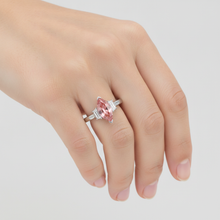 Afbeelding in Gallery-weergave laden, Perzikkleurige saffier 3,1 karaat echte marquise padparadscha en witte baguette driesteenring platina
