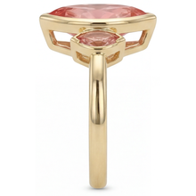 Afbeelding in Gallery-weergave laden, Perzikkleurige saffier verlovingsring 3 karaat echte marquise padparadscha lunette drie stenen 14k geelgoud
