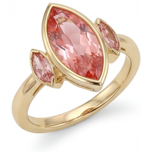 Afbeelding in Gallery-weergave laden, Perzikkleurige saffier verlovingsring 3 karaat echte marquise padparadscha lunette drie stenen 14k geelgoud
