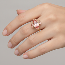 Afbeelding in Gallery-weergave laden, Perzikkleurige saffier verlovingsring 3 karaat echte marquise padparadscha lunette drie stenen 14k geelgoud
