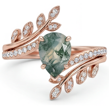 Afbeelding in Gallery-weergave laden, Moss Agate Druppelvormig Sieraadsteen Ring in 14K Rosé Goud – zijaanzicht

