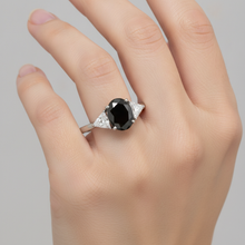 Afbeelding in Gallery-weergave laden, Zwarte Dames Verlovingsring 3,6 Karaat Natuurlijke Ovale Diamant Trilliant Drie Stenen 14k Witgoud
