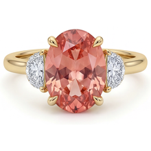 Afbeelding in Gallery-weergave laden, Perzikkleurige saffier 2,9 karaat echte ovale padparadscha en witte halve maan ring met drie stenen 14K geelgoud
